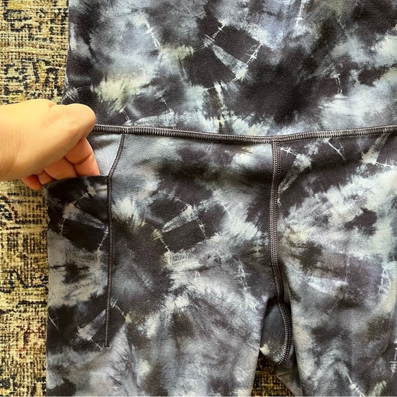 Athleta Salutation Stash pocket II print 7/8 leggings - Picture 2 of 4